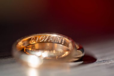 Alyanslar, sarı yüzüklü damat gelini. Yüksek kalite fotoğraf