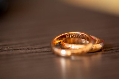 Alyanslar, sarı yüzüklü damat gelini. Yüksek kalite fotoğraf