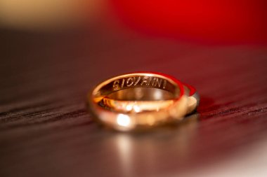 Alyanslar, sarı yüzüklü damat gelini. Yüksek kalite fotoğraf