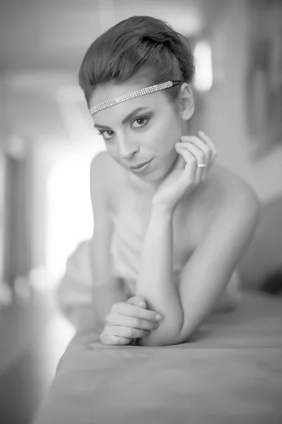 Όμορφη Μελαχρινή Ιταλική Κορίτσι Πορτρέτο Κορδέλα Και Μαζεμένα Μαλλιά Υψηλής — Φωτογραφία Αρχείου