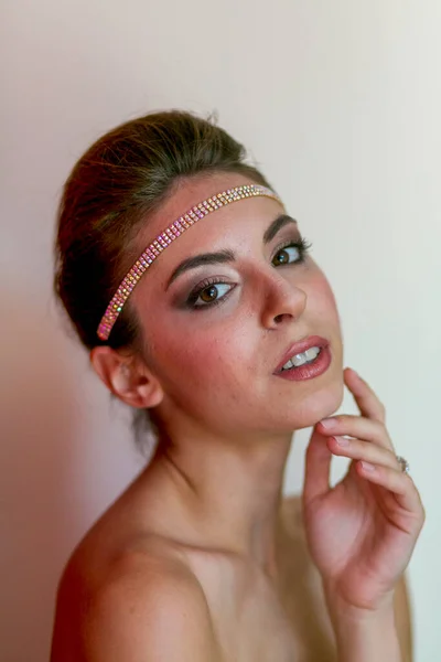Beautiful Brunette Italian Girl Portrait Headband Gathered Hair High Quality — Stock Photo, Image