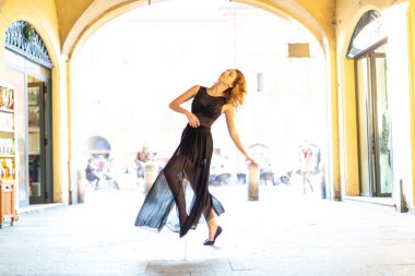 Güzel İtalyan esmer kız Reggio Emilia 'nın ortasında uzun etekle dans ediyor. Yüksek kalite fotoğraf