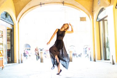 Güzel İtalyan esmer kız Reggio Emilia 'nın ortasında uzun etekle dans ediyor. Yüksek kalite fotoğraf