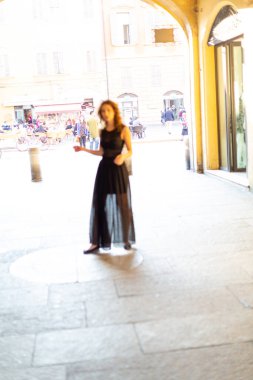 Güzel İtalyan esmer kız Reggio Emilia 'nın ortasında uzun etekle dans ediyor. Yüksek kalite fotoğraf