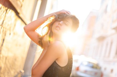 Güzel İtalyan esmer kız gün batımında Reggio Emilia 'da poz veriyor. Yüksek kalite fotoğraf