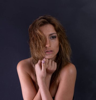 Stüdyoda ıslak saç ve sütyenle poz veren güzel İtalyan esmer kız portresi. Yüksek kalite fotoğraf