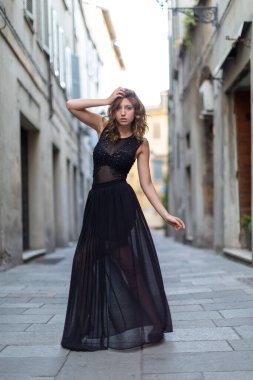 Güzel İtalyan esmer kız Reggio Emilia 'nın ortasında uzun etekli poz veriyor. Yüksek kalite fotoğraf