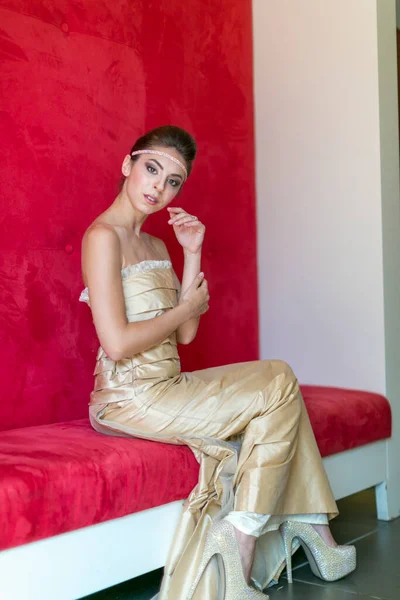Hermosa Chica Morena Italiana Con Diadema Frente Hermoso Vestido Largo — Foto de Stock