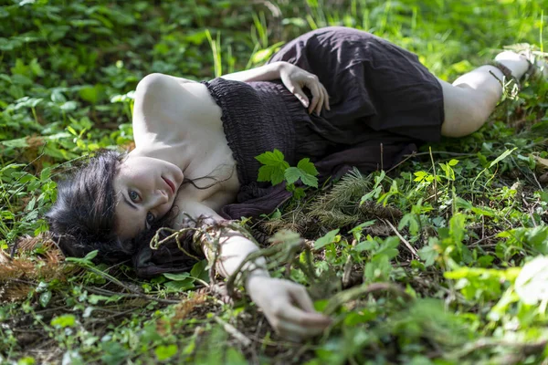 Brunetka Dívka Ležící Břečťanové Louce Hnědými Šaty Bez Života Tělo — Stock fotografie