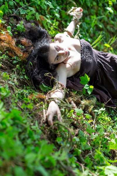 Brunette Girl Lying Ivy Meadow Brown Dress Lifeless Body High — Stock Photo, Image