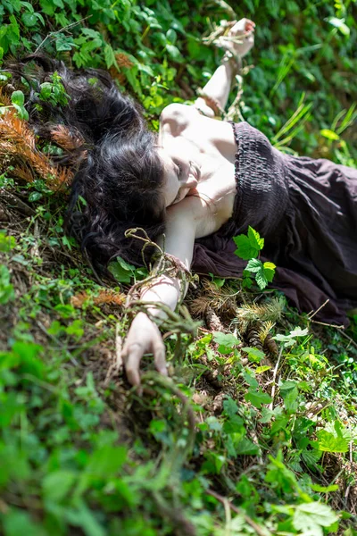 Brunetka Dívka Ležící Břečťanové Louce Hnědými Šaty Bez Života Tělo — Stock fotografie