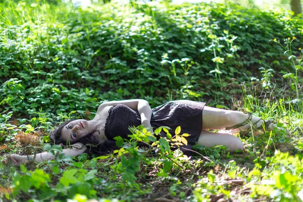 Brunetka Dívka Ležící Břečťanové Louce Hnědými Šaty Bez Života Tělo — Stock fotografie