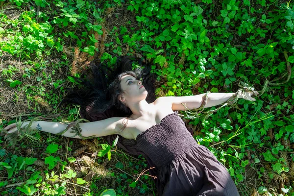 Brunetka Dívka Ležící Břečťanové Louce Hnědými Šaty Bez Života Tělo — Stock fotografie