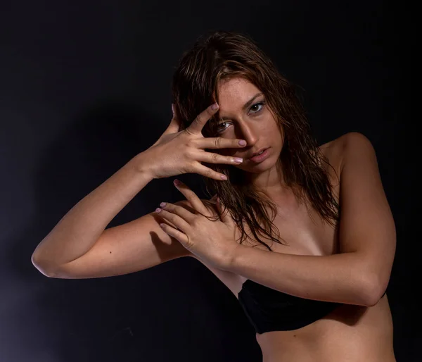 Bela Morena Italiana Retrato Menina Posando Estúdio Com Cabelo Molhado — Fotografia de Stock