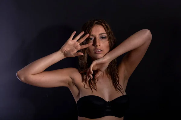 Mooi Italiaans Brunette Meisje Portret Poseren Studio Met Nat Haar — Stockfoto