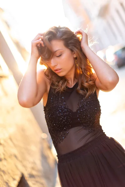 Mooi Italiaans Brunette Meisje Poseren Bij Zonsondergang Reggio Emilia Hoge — Stockfoto