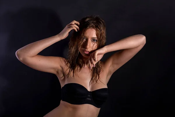 Hermosa Chica Morena Italiana Retrato Posando Estudio Con Pelo Mojado —  Fotos de Stock