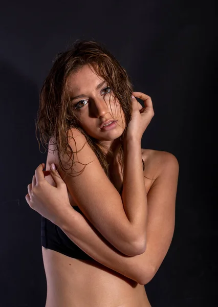 Mooi Italiaans Brunette Meisje Portret Poseren Studio Met Nat Haar — Stockfoto