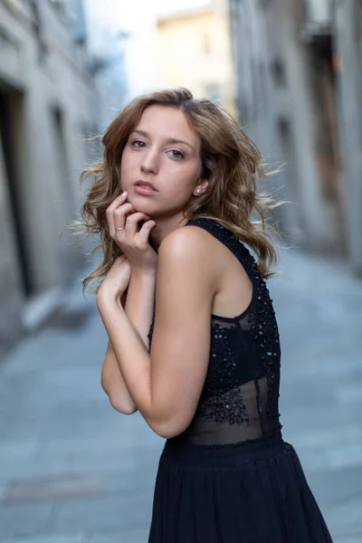 Mooi Italiaans Brunette Meisje Poseren Het Centrum Van Reggio Emilia — Stockfoto