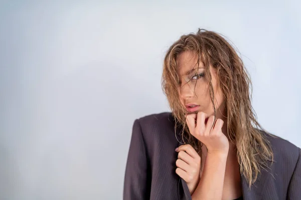 Bela Menina Morena Italiana Posando Estúdio Com Cabelo Molhado Casaco — Fotografia de Stock