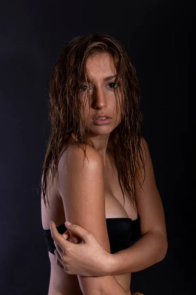 Hermosa Chica Morena Italiana Retrato Posando Estudio Con Pelo Mojado — Foto de Stock