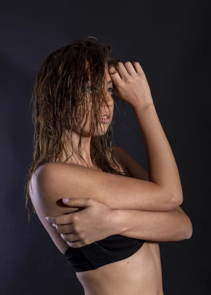 Hermosa Chica Morena Italiana Retrato Posando Estudio Con Pelo Mojado —  Fotos de Stock