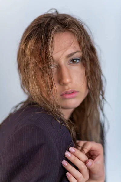 Beautiful Italian Brunette Girl Posing Studio Wet Hair Man Jacket — Stock Photo, Image