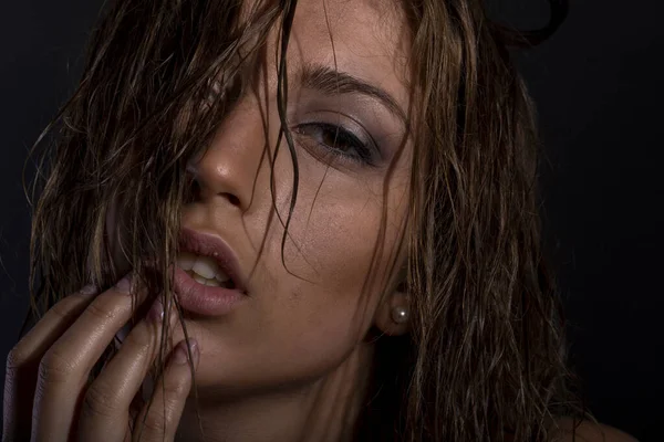 Όμορφη Ιταλική Μελαχρινή Κορίτσι Πορτρέτο Ποζάρουν Στο Στούντιο Βρεγμένα Μαλλιά — Φωτογραφία Αρχείου