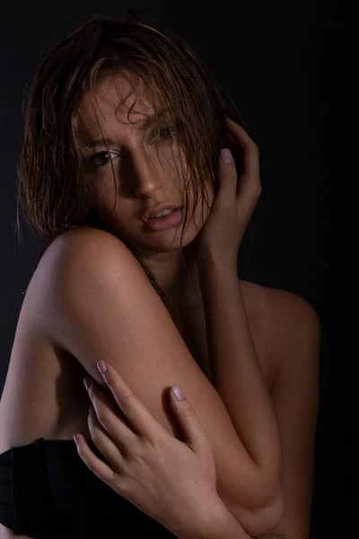 美丽的意大利黑发女孩肖像在工作室里摆姿势 头发湿透 胸罩湿透了 高质量的照片 — 图库照片
