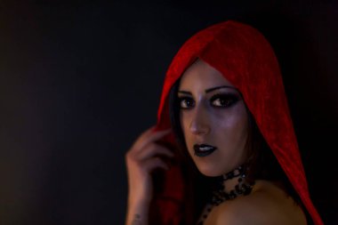 Kırmızı pelerinli güzel bir kız. Yüksek kalite fotoğraf