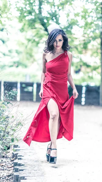 Hermosa Chica Vestido Largo Rojo Camina Tacones Altos Bosque Foto — Foto de Stock