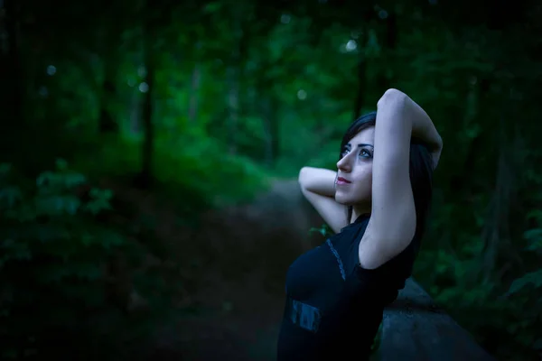 Όμορφο Κορίτσι Μαύρο Φόρεμα Περπατά Ένα Δάσος Στο Ηλιοβασίλεμα Υψηλής — Φωτογραφία Αρχείου