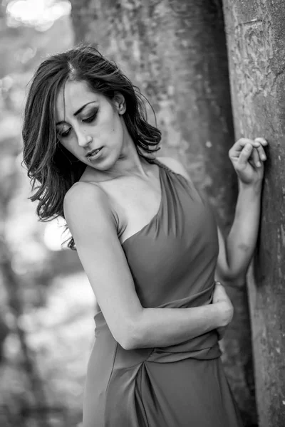 Hermosa Chica Con Vestido Negro Camina Bosque Atardecer Foto Alta — Foto de Stock