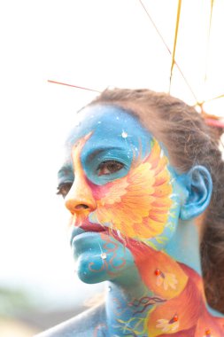 Montefiorino Modena, İtalya: 2015 05 Kraliçe Günü 'nde esmer esmer anka kuşunun yeniden diriliş resminde portre çizimi yapıldı. Yüksek kalite fotoğraf