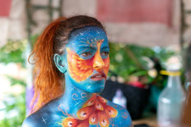 Montefiorino Modena, İtalya: 2015 05 Kraliçe Günü 'nde esmer esmer anka kuşunun yeniden diriliş resminde portre çizimi yapıldı. Yüksek kalite fotoğraf