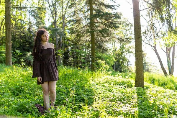 Menina Italiana Bonita Com Vestido Marrom Curto Caminha Descalço Floresta — Fotografia de Stock
