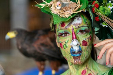 Montefiorino Modena, İtalya: 2015 05 Kraliçe Günü halka açık etkinlik model esmer cüceler ve elfler üzerinde portre boyama ile karşılandı. Yüksek kalite fotoğraf