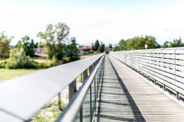 Güneşli bir günde Parma Nehri üzerinde yaya köprüsü. Yüksek kalite fotoğraf