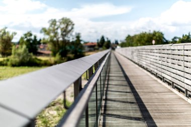 Güneşli bir günde Parma Nehri üzerinde yaya köprüsü. Yüksek kalite fotoğraf