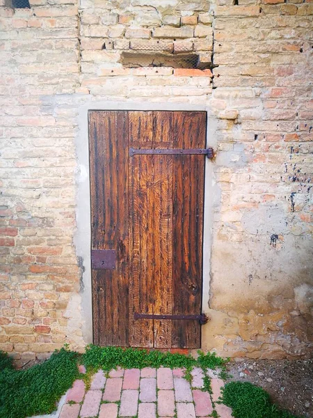 Grande Porta Vecchia Con Fregi Legno Vecchio Foto Alta Qualità — Foto Stock