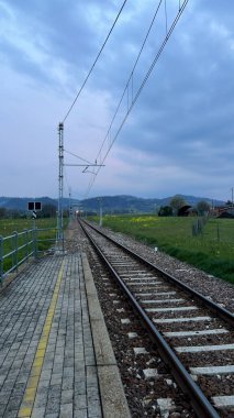 Tren rayları bilinmeyene doğru gidiyor. Yüksek kalite fotoğraf