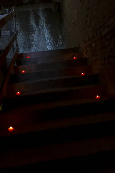 Terk Edilmiş Evde Peri Işıkları Mumlarla Dolu Bir Merdivende Yüksek — Stok fotoğraf