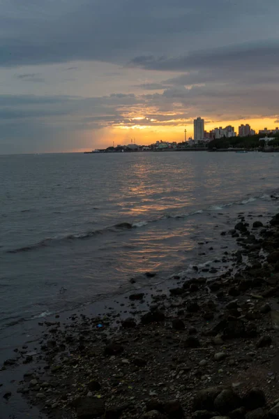 Shalun Plajı Taipei Plajı 'nda günbatımı çok kötü. Yüksek kalite fotoğraf