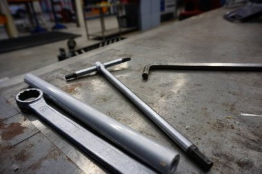 Atölyede çalışmak için anahtarlar ve anahtarlar. Yüksek kalite fotoğraf