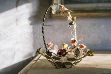 Eski terk edilmiş evdeki metal çöp tenekesi. Yüksek kalite fotoğraf