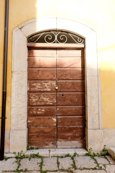 Gran Puerta Vieja Con Frisos Madera Vieja Foto Alta Calidad —  Fotos de Stock