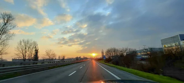 Brunn Solnedgång Italienska Motorvägen Högkvalitativt Foto — Stockfoto