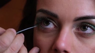 Güzel kız renkli göz farı ile süslenir. Yüksek kalite 4k görüntü