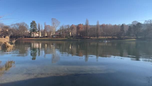 Řeka Která Protéká Turínem Parku Valentino Vysoce Kvalitní Záběry — Stock video