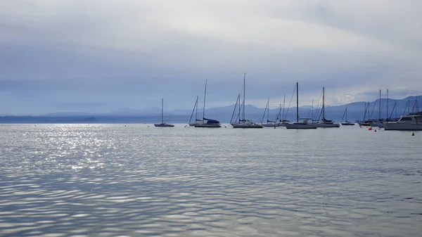 Lago Garda Barcos Amarrados Distancia Atardecer Foto Alta Calidad — Foto de Stock
